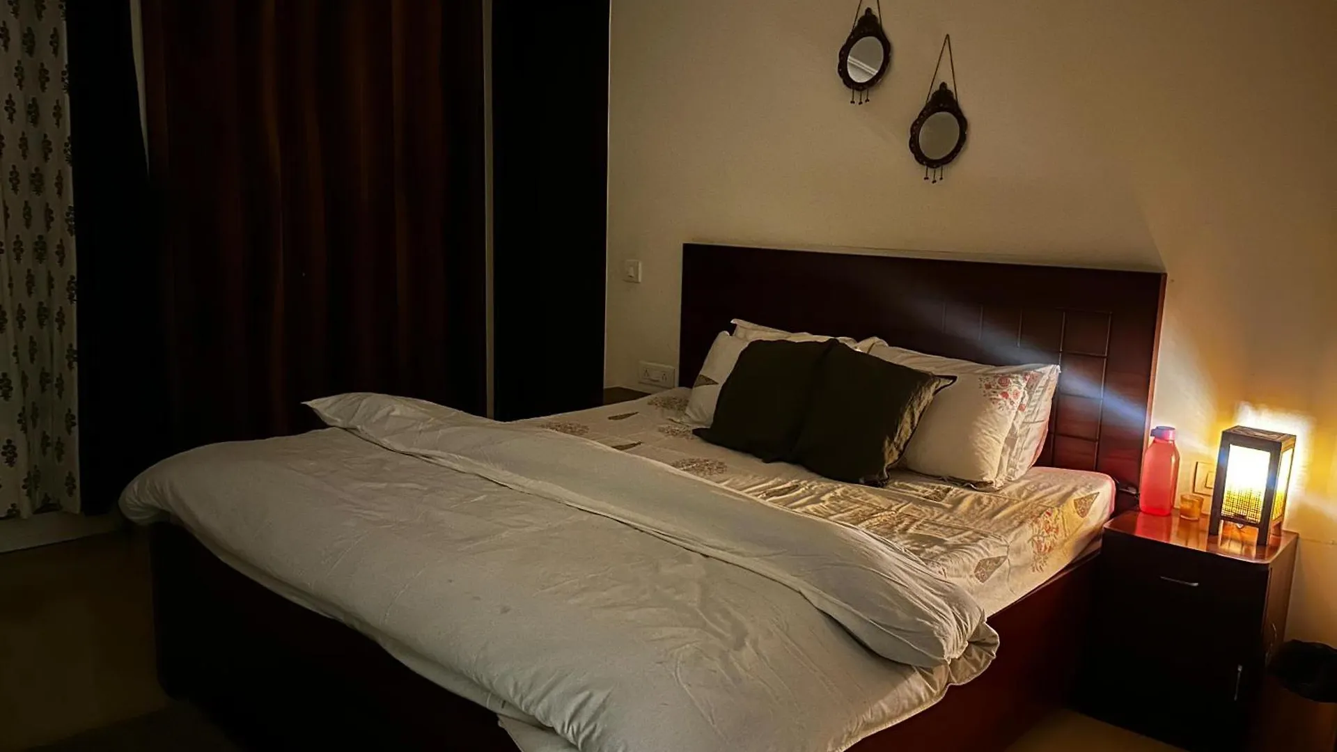 홈스테이 Vintage Room With Modern Amenities 구르가온